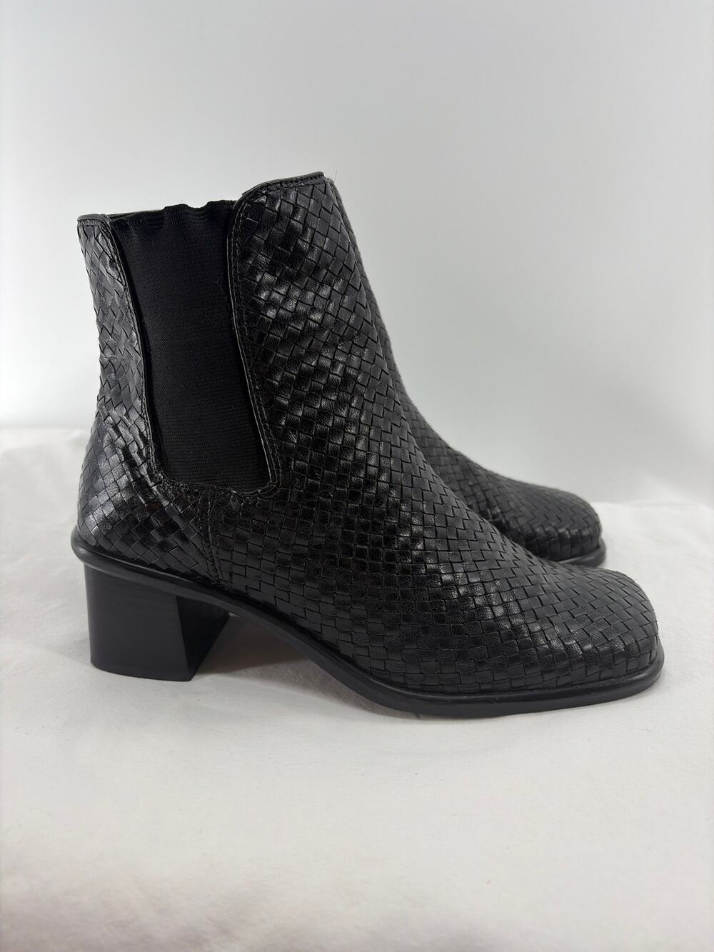 Solos Women's 7M Genuine leather black woven leather Chelsea ankle boots.